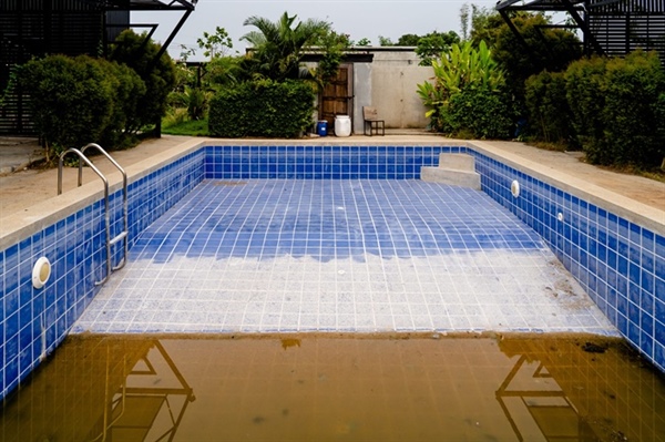 How Does Weather Impact Pool Removal Projects in Chicago?